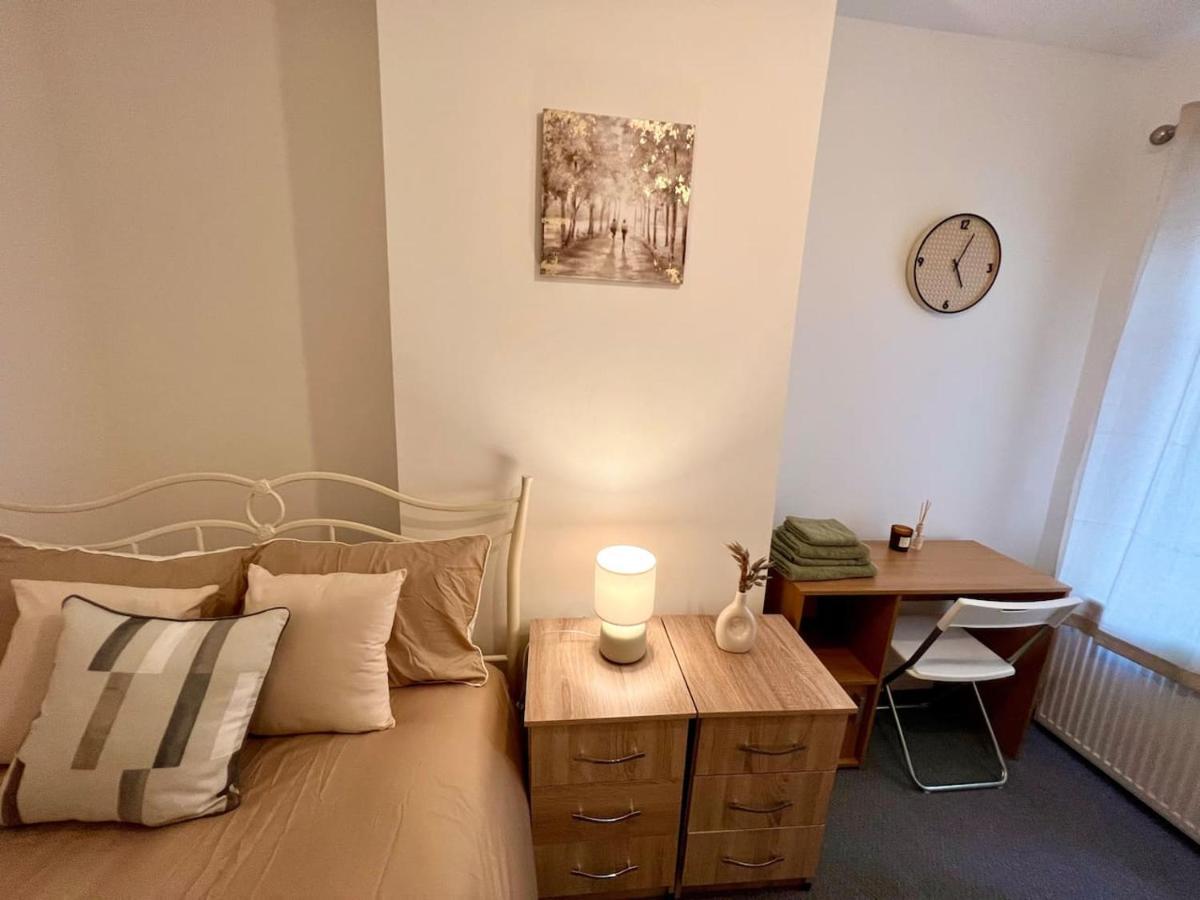 4 Bedroom Terrace House Wellingborough Exterior foto
