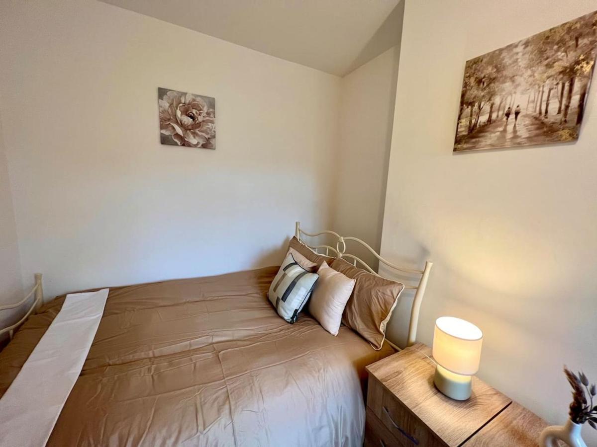 4 Bedroom Terrace House Wellingborough Exterior foto