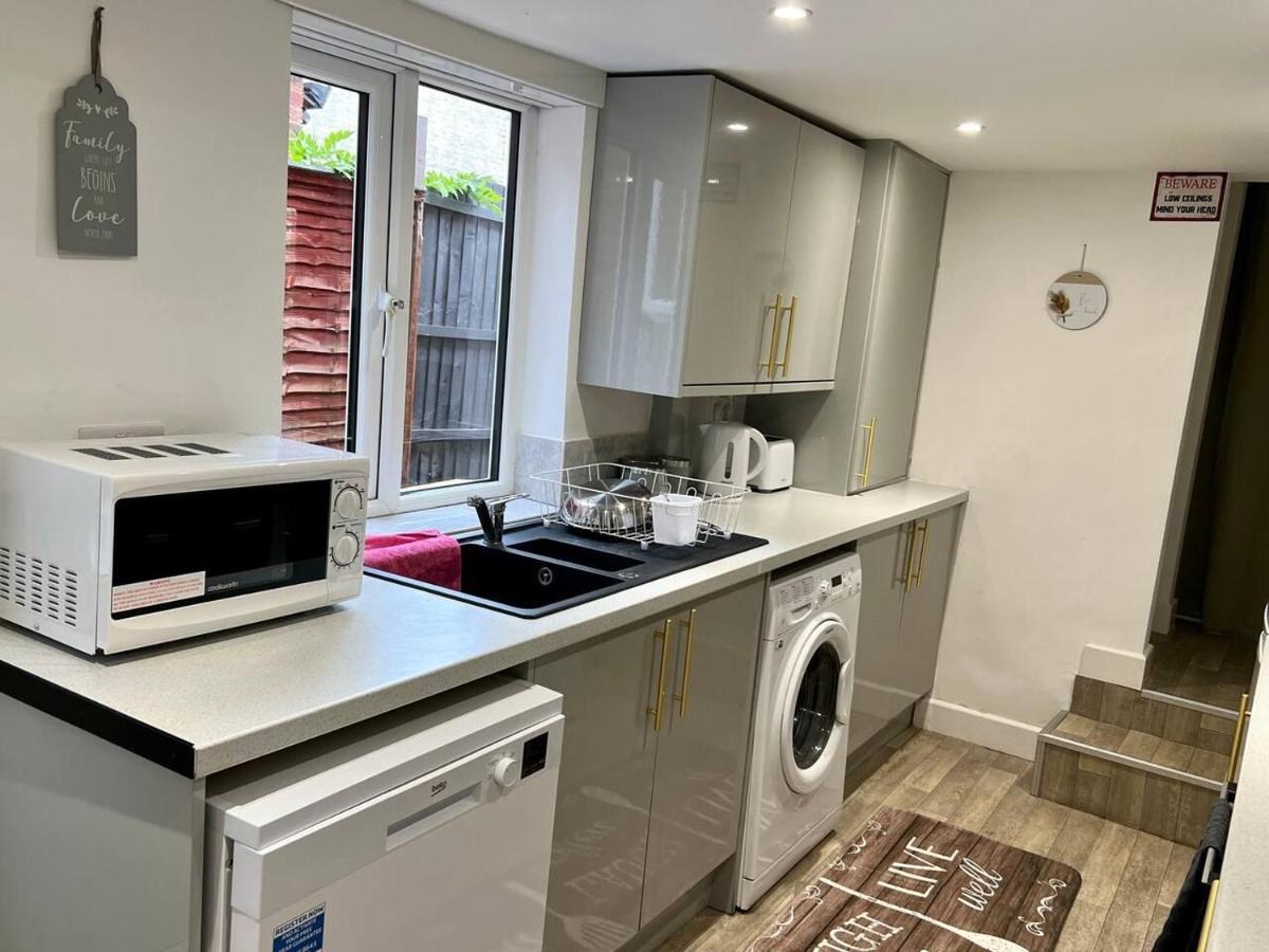 4 Bedroom Terrace House Wellingborough Exterior foto